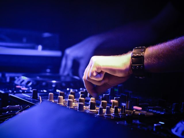 Motivos para alquilar un bar de copas o discoteca para celebrar tu evento